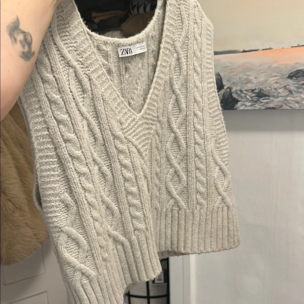 Zara Gray Sweater Vest with Cable Knit - Picture 4 of 6